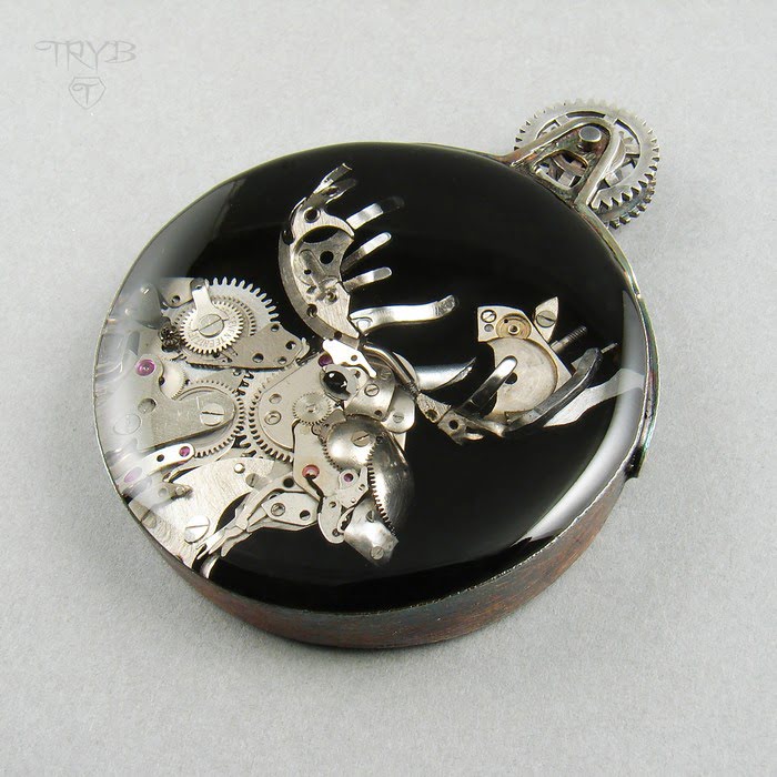 Unikatowy wisior z łosiem z części zegarków i w oprawie ze srebra