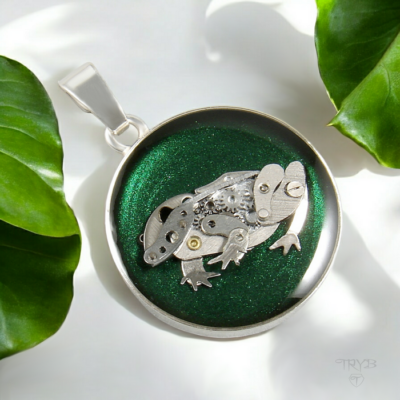 zielona zawieszka z żabką zrobioną z części zegarków handmade