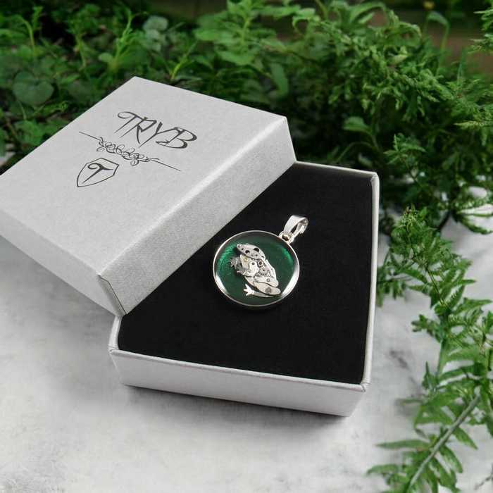 Zielona zawieszka żaba - biżuteria na prezent