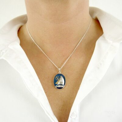 Artystyczna zawieszka z żaglówką z części zegarków