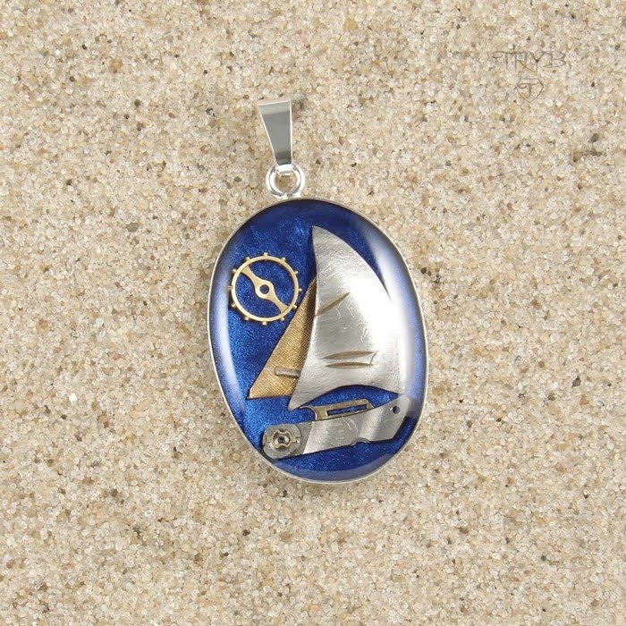 Żeglarska zawieszka z jachtem ze srebra i części zegarków