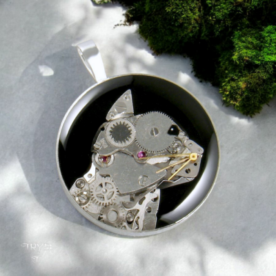 Zawieszka kot z części zegarków