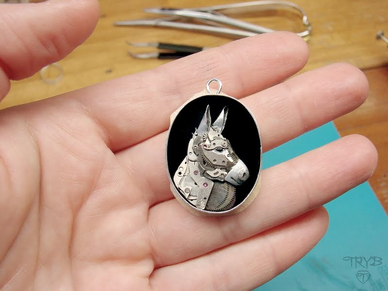 Srebrna zawieszka osiołek z części zegarków biżuteria na zamówienie