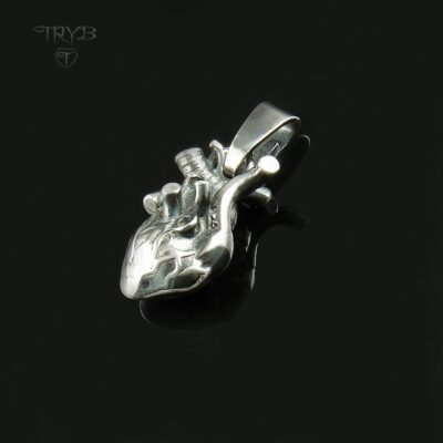 Wisiorek w kształcie ludzkiego serca