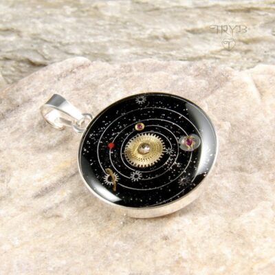Wisiorek z kosmosem z części zegarków i srebra