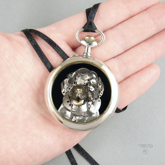 Ręcznie robiona zawieszka z psem razy nowofunland biżuteria artystyczna z części zegarków.