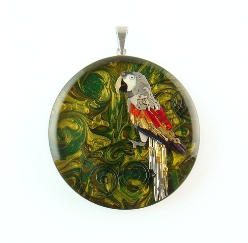 Unikatowa biżuteria artystyczna z części zegarków - zawieszka z papugą