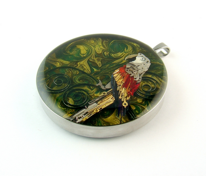 Oryginalna biżuteria z ptakami - zawieszka na szyją z papugą.