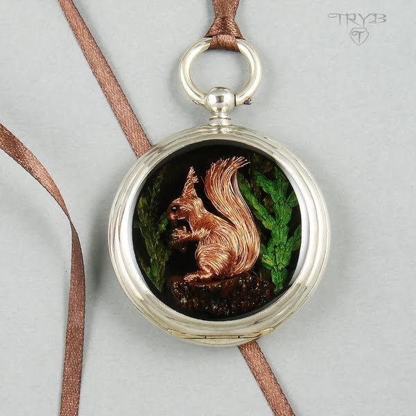 Unikatowa zawieszka z wiewiórką z miedzianego drucika nawojowego