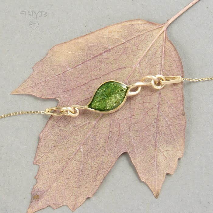 Złota bransoletka na łańcuszku z liściem