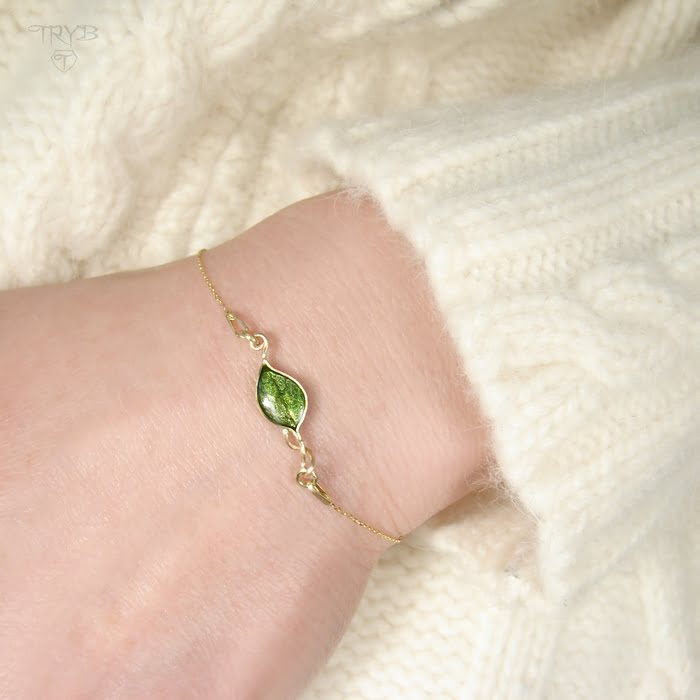 Złota bransoletka łańcuszkowa z zielonym listkiem