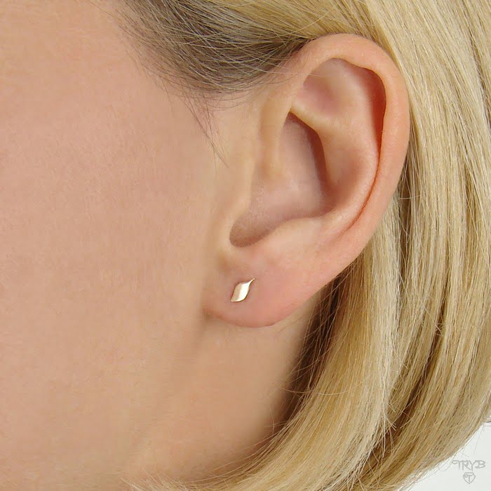 Dyskretne kolczyki z żółtego złota 585 na sztyftach