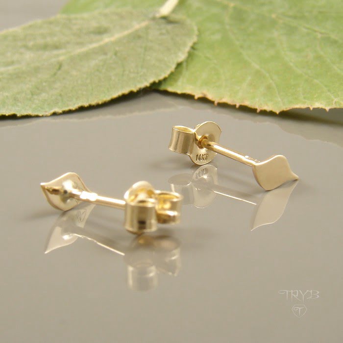 Małe i subtelne kolczyki listki ze złota 585