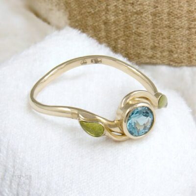 Pierścionek zaręczynowy z listkami i topazem