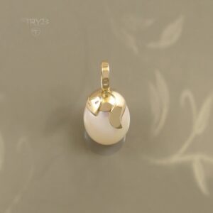 Ręcznie robiony złoty wisiorek lisek z perłą