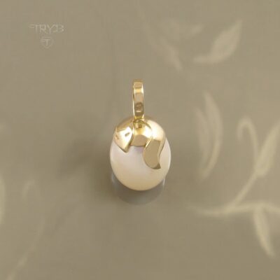 Ręcznie robiony złoty wisiorek lisek z perłą