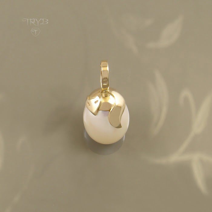 Ręcznie robiony złoty wisiorek lisek z perłą