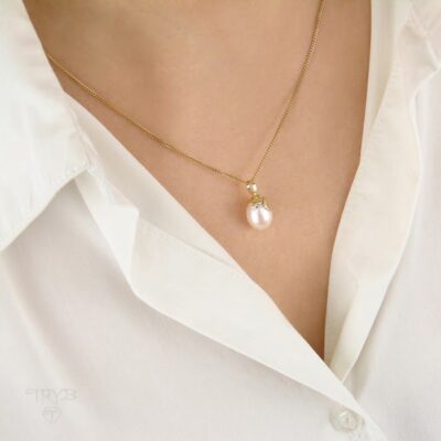 Zawieszka ze złota z liskiem śpiącym na owalnej białej perle