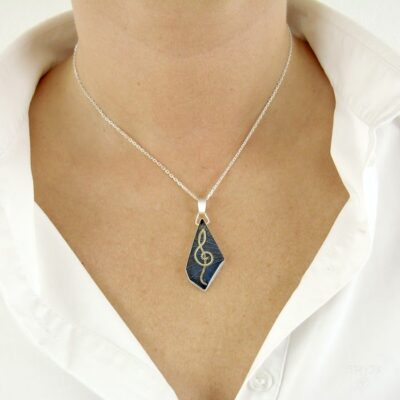 Kanciaty wisiorek z kluczem wiolinowym