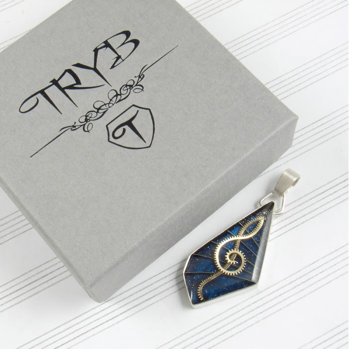 Asymetryczny wisiorek artystyczny na prezent