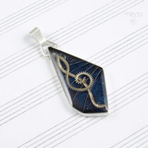 Asymetryczna zawieszka z kluczem wiolinowym