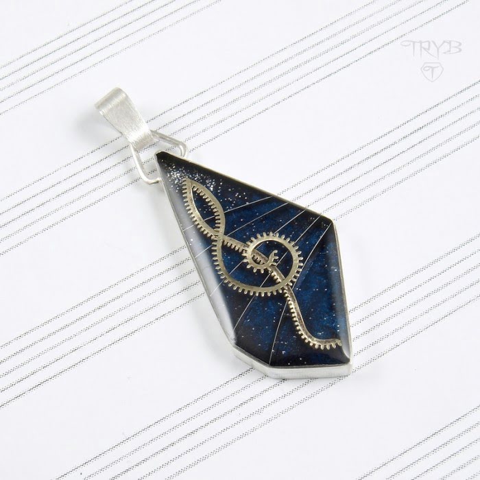 Asymetryczna zawieszka z kluczem wiolinowym