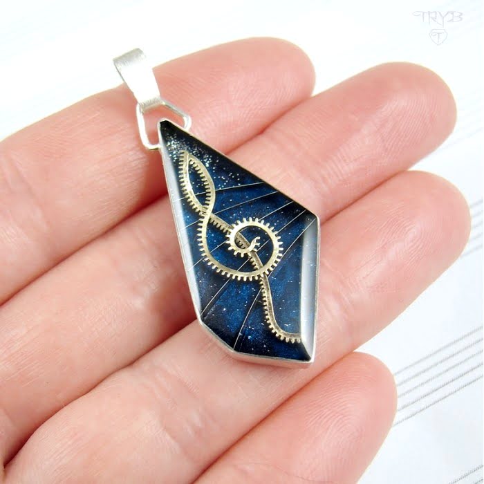 Kanciata zawieszka z kluczem wiolinowym