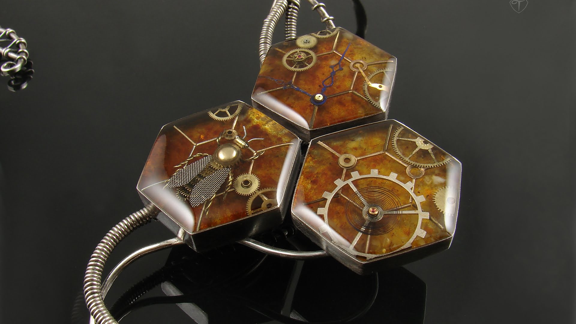 Wyjątkowa biżuteria artystyczna ze srebra i części zegarków