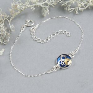 Srebrna bransoletka celebrytka z granatowym oczkiem z trybikami Subtelna bransoletka celebrytka z niebieską zawieszką z trybikami