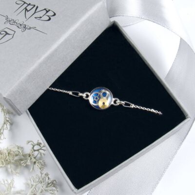 Biżuteria artystyczna na prezent - bransoletka z niebieskim oczkiem z trybikami