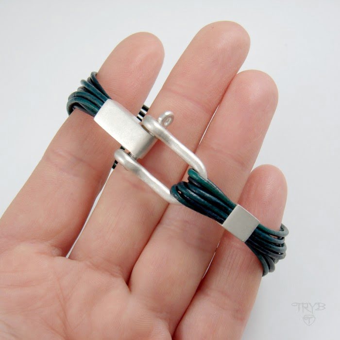 Bransoletka damska zapinana na szeklę