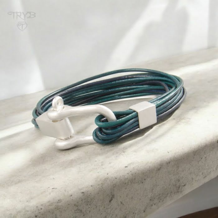 Bransoletka z rzemieni w kolorze morskim zapinana na szeklę