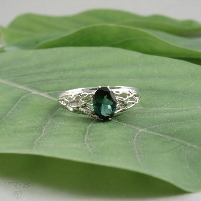 Piękna damska obrączka ślubna z kamieniem w elfickim stylu