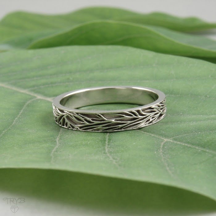 Naturalnie wyglądająca męska obrączka z motywem gałązek