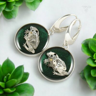 Srebrne kolczyki z żabkami z części zegarków