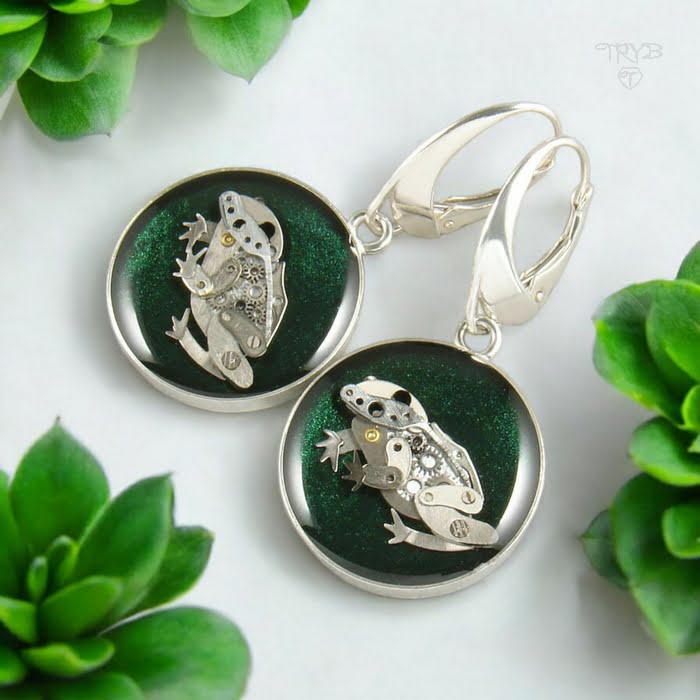 Artystyczne kolczyki z żabkami z części zegarków w srebrze