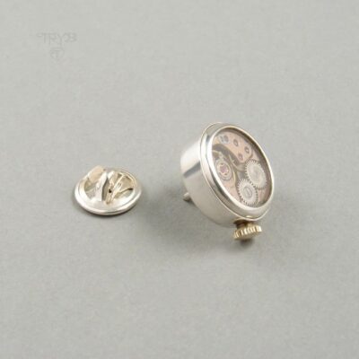 Zegarkowy pin do klapy marynarki z działającym werkiem