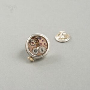 Mechaniczny pin do marynarki z działającym mechanizmem zegarka szwajcarskiego