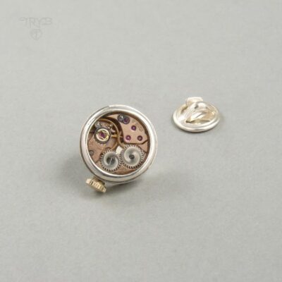 Mechaniczny pin do marynarki z działającym mechanizmem zegarka szwajcarskiego