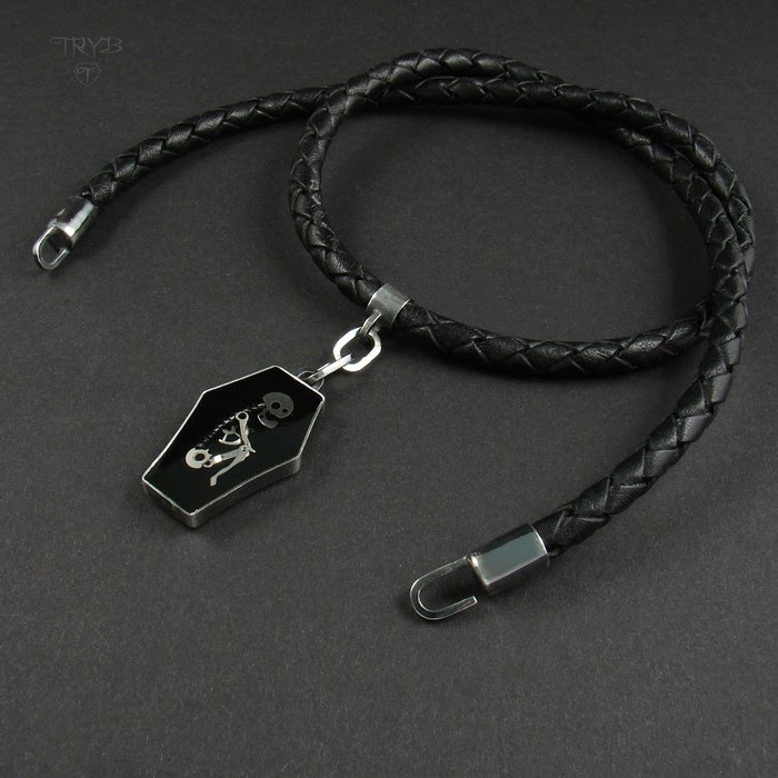 Unikatowy naszyjnik z trumną i szkieletem w środku