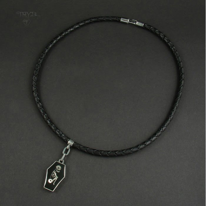 Męski naszyjnik z kościotrupem w trumnie