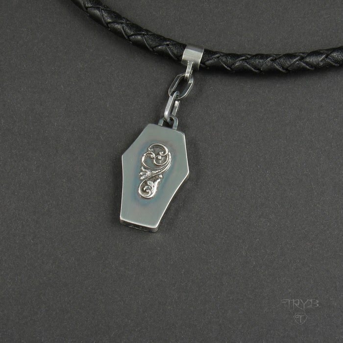 Gotycki naszyjnik z trumną