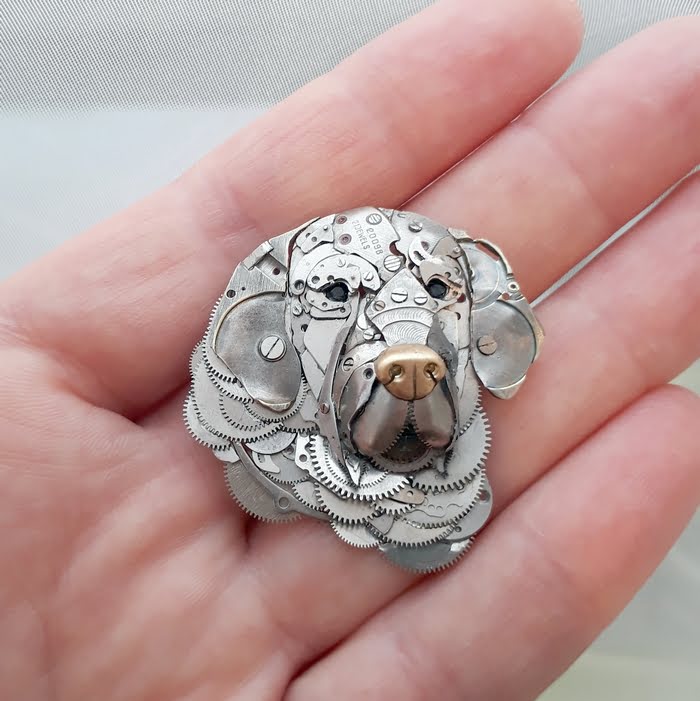 Sztuka z części zegarków - miniaturowy portret psa rasy golden retriever