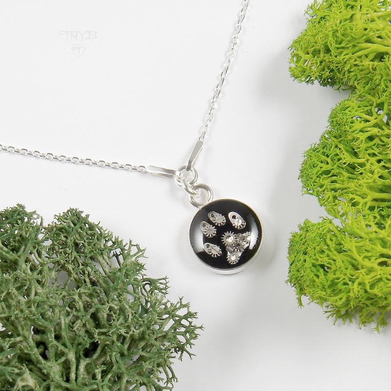 Srebrny naszyjnik z psią łapką z części zegarków