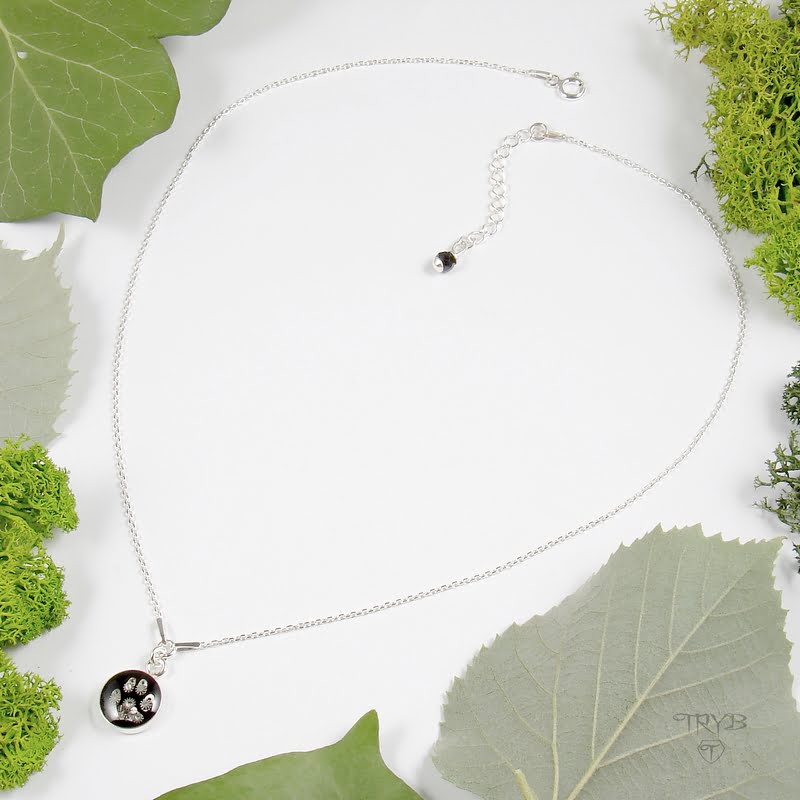 Subtelny naszyjnik z psią łapką na łańcuszku