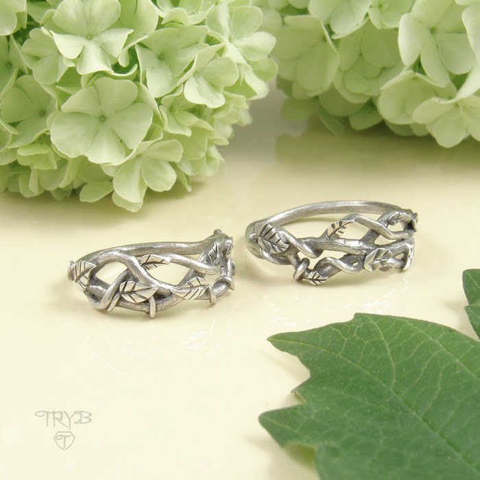 Obrączki ze srebra w kształcie gałązek z listkami