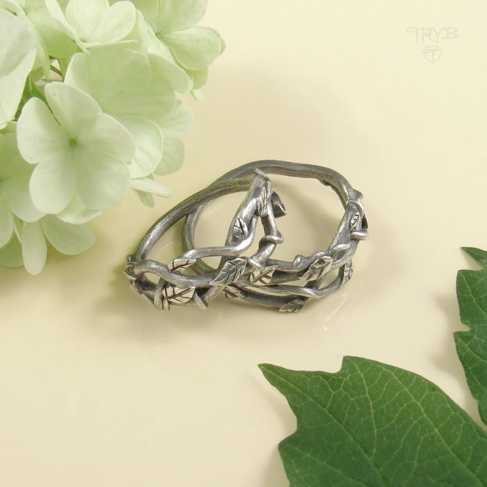 Obrączki w kształcie gałązek z listkami ze srebra oksydowanego