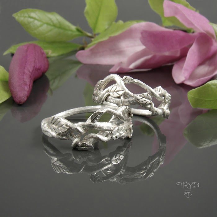 Srebrne obrączki w kształcie gałązek z listkami