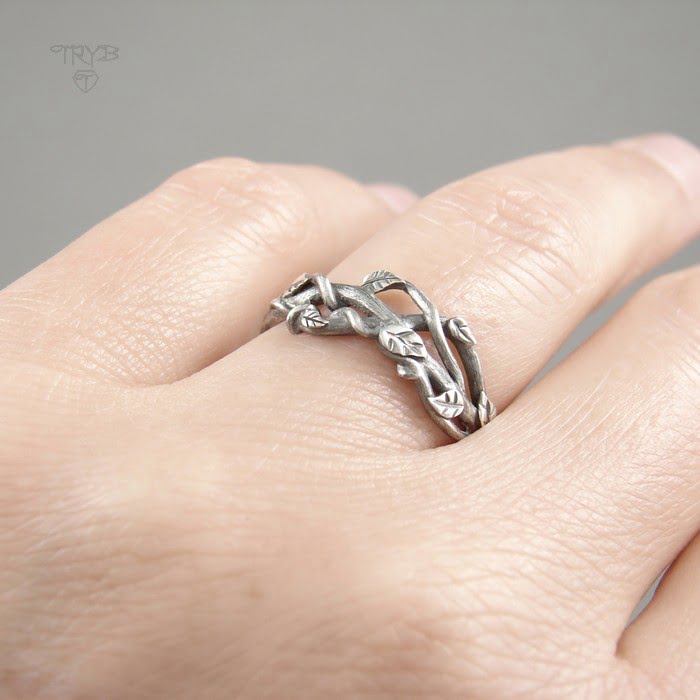 Liściasta obrączka z oksydowanego srebra