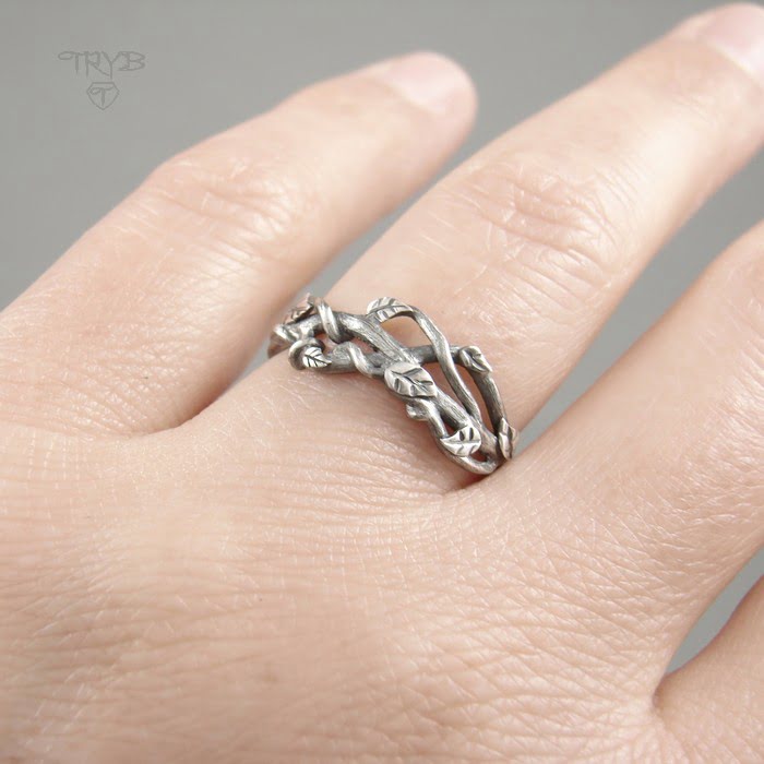 Obrączka w kształcie gałązki z listkami z oksydowanego srebra